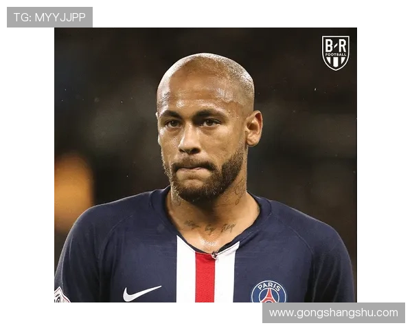 穆里尼奥赛前背着卡通小书包现身球馆萌趣十足引发球迷热议