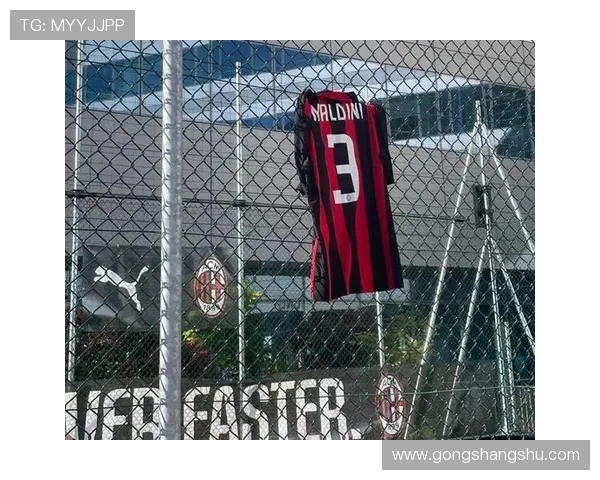 刘些宁跨界惊喜亮相圣西罗现场观战助阵AC米兰双雄对决引热议